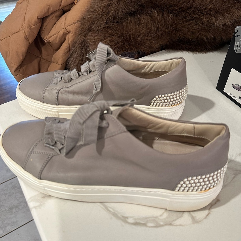 AGL Attilio Giusti Leombruni size 40 1/2 very gently used